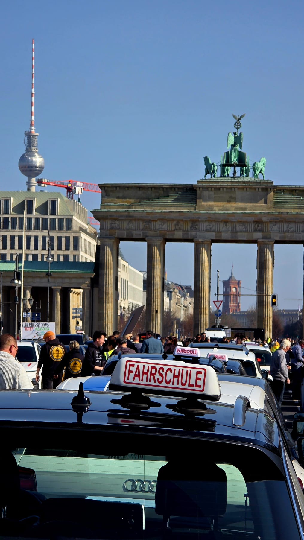 Fahrschulwagen vor dem Brandenburger Tor