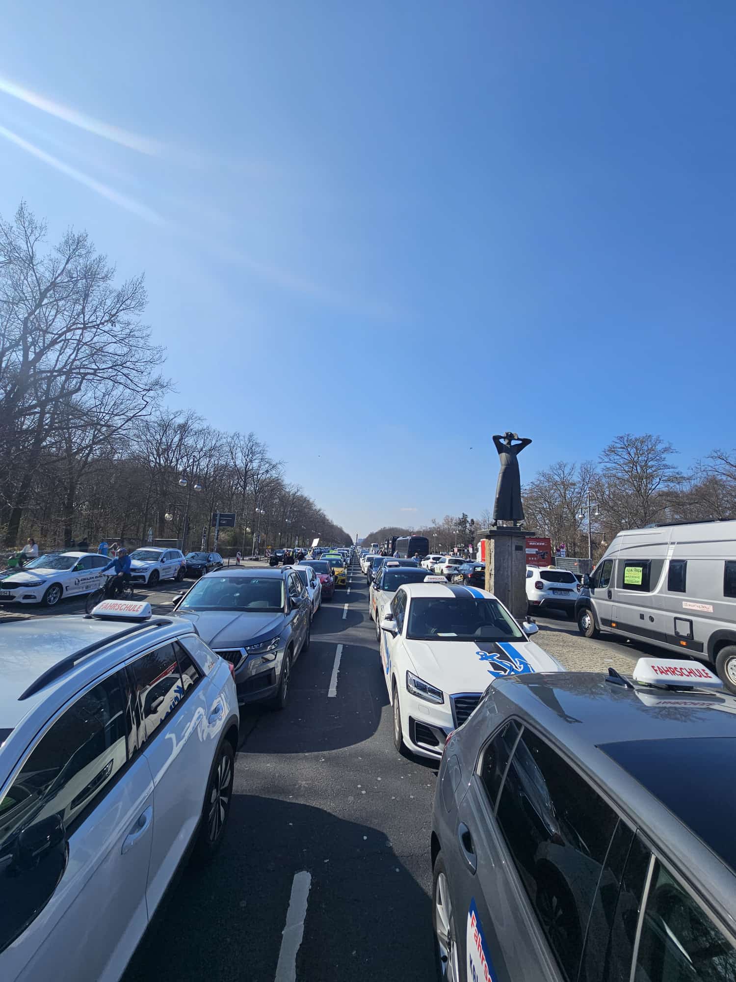 Fahrschulwagen auf der Straße des 17. Juni