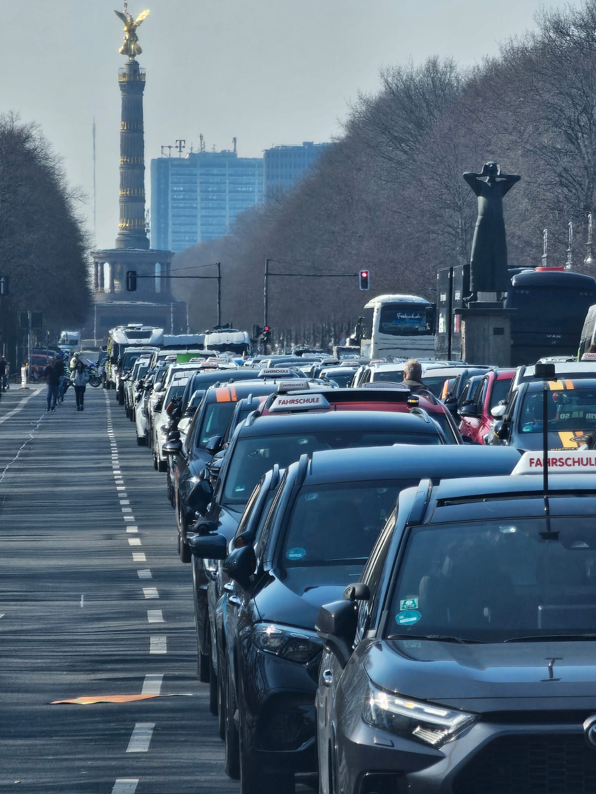 Endlose Kolonne an der Siegessäule vorbei