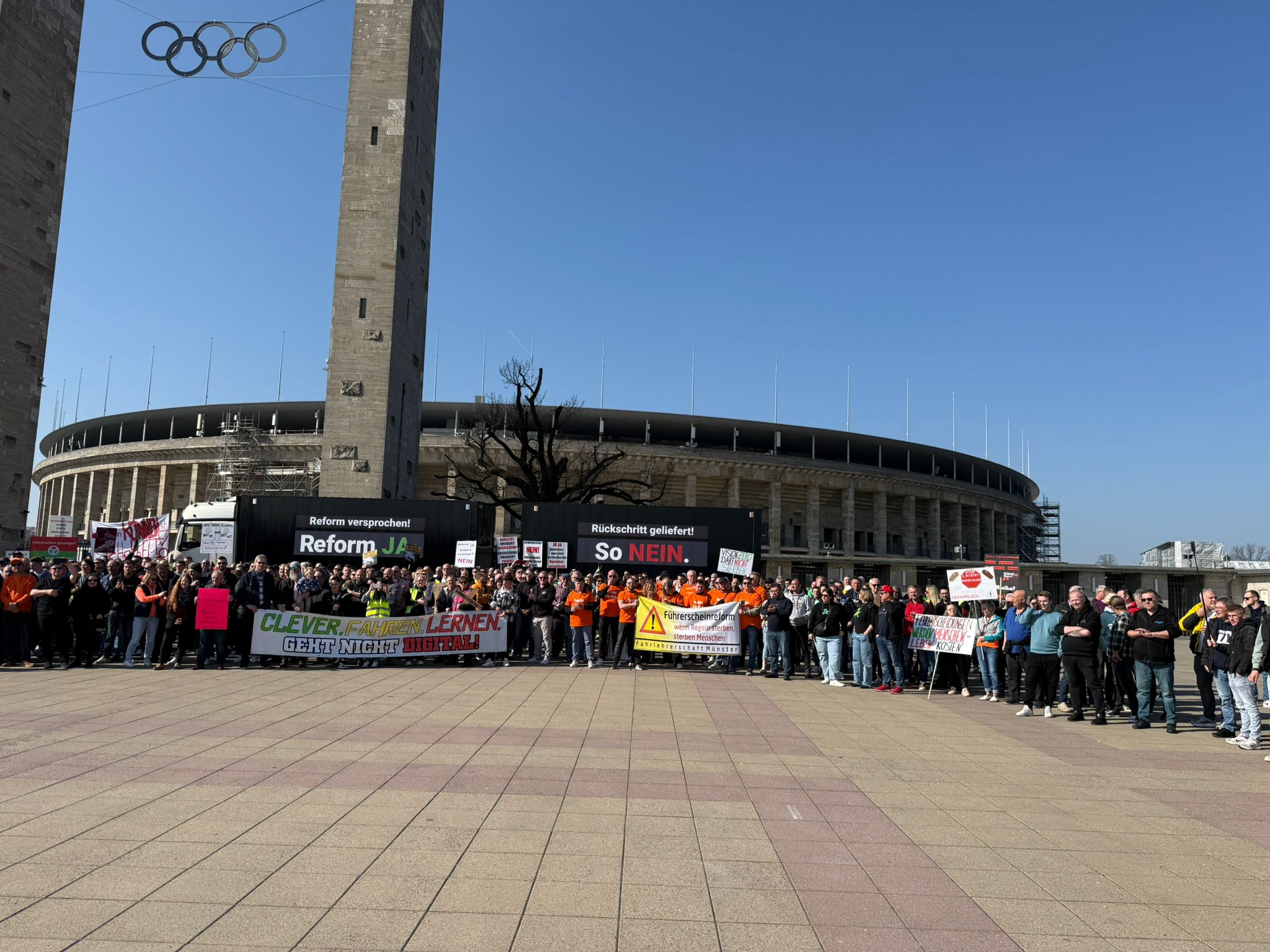 Gruppenfoto der Fahrlehrer am Olympiastadion