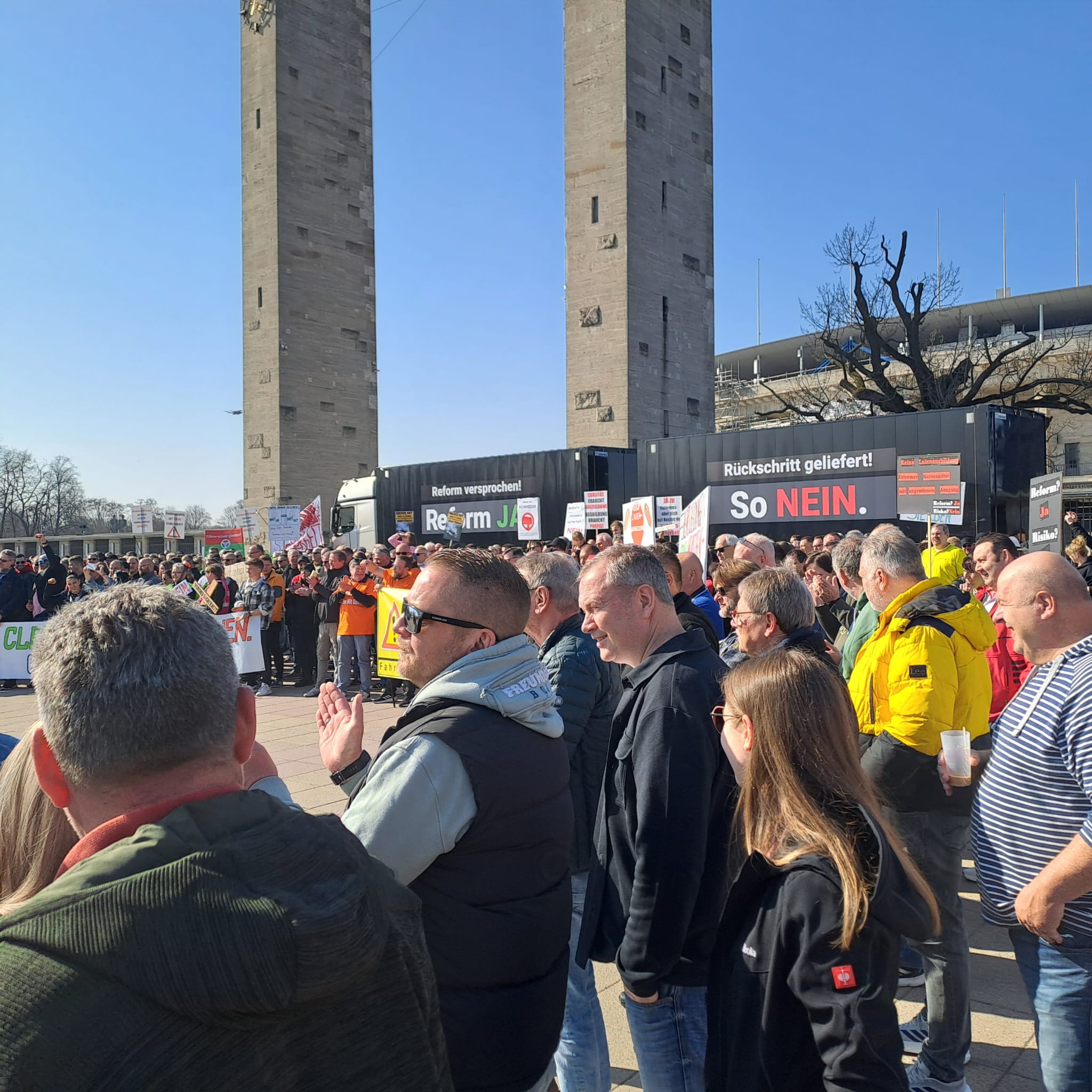 Menschenmenge an der Bühne